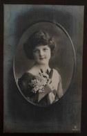 VINTAGE POSTCARD PHOTO - Girl And Flowers / FILLE BOUQUET Nº 4736/1 - CIRCULATED - Portraits