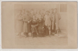 WW1 Photo Card De Famille 2 Soeurs Avec De Hommes La Pluspart En Uniforme   5130 - Uniforms
