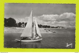 44 LA BAULE LE POULIGUEN N°1943 Bis Voilier Sortant Du Port VOIR DOS Et Flamme En 1952 - Le Pouliguen