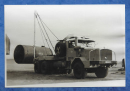 Photo Reproduction POIDS LOURDS Camion Atypique Berliet Type Blindé Tractant Un Gros Rouleau Ou Tube Sur Poulie 1992 - Auto's