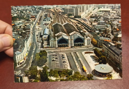 CPA 37 - TOURS - La GARE - Trains Vers 1970 Et L'ancienne Place Parking Du Général Leclerc - Tours