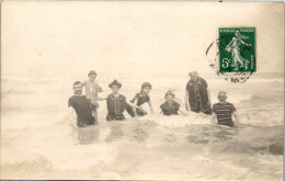 CP Carte Photo D'époque Photographie Vintage Plage Groupe Bain Baignade Mode - Paare