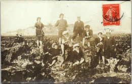 CP Carte Photo D'époque Photographie Vintage Plage Groupe Bain Baignade Mode - Couples