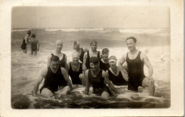 CP Carte Photo D'époque Photographie Vintage Plage Groupe Bain Baignade Maillot  - Coppie