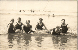 CP Carte Photo D'époque Photographie Vintage Plage Groupe Bain Baignade Maillot  - Paare