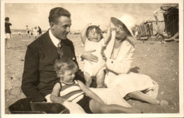 CP Carte Photo D'époque Photographie Vintage Plage Groupe Cabourg 14 Famille  - Sonstige & Ohne Zuordnung