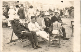 CP Carte Photo D'époque Photographie Vintage Plage Groupe Blankenbergh Transat - Couples