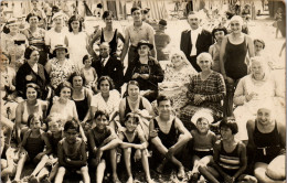 CP Carte Photo D'époque Photographie Vintage Plage Groupe Mode à Situer  - Couples