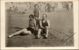 CP Carte Photo D'époque Photographie Vintage Plage Royan  Mode Maillot De Bain  - Coppie