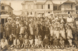 CP Carte Photo D'époque Photographie Vintage Plage Groupe Mode à Situer - Autres & Non Classés