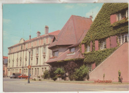 Contrexeville 88 Carte Circulée Non Timbrée Villa Bretonne-et L'Hotel De Ville Avec Parking Animé Voitures - Contrexeville