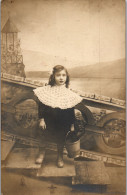 CP Carte Photo D'époque Photographie Vintage Fille Fillette Décor Bâche Peinte - Unclassified