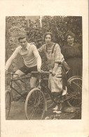 CP Carte Photo D'époque Photographie Vintage Trio Vélo Bicyclette Cycliste  - Couples