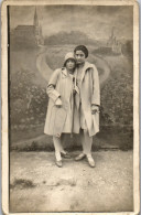 CP Carte Photo D'époque Photographie Vintage Jeune Femme Amies Mode Décor Bâche  - Unclassified