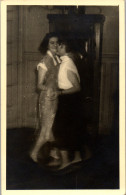 CP Carte Photo D'époque Photographie Vintage Jeune Femme Amies Baiser Danse  - Non Classés