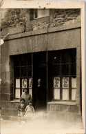 CP Carte Photo D'époque Photographie Vintage Groupe Café Vitrine Femme Enfant - Paare