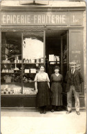 CP Carte Photo D'époque Photographie Vintage Groupe Vitrine épicerie épicière - Couples