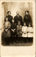 CP Carte Photo D'époque Photographie Vintage Groupe Vitrine épicerie épicière - Couples