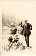 CP Carte Photo D'époque Photographie Vintage Groupe Famille Mode Plage à Situer - Coppie