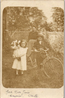 CP Carte Photo D'époque Photographie Vintage Vélo Bicyclette Poupée Jardin Mode - Paare