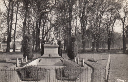 CONCHES (Eure): Le Monument Aux Morts Et Le Parc - Conches-en-Ouche