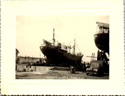 Photographie Photo Vintage Snapshot Anonyme Lorient Bateau Chantier Naval Port - Plaatsen