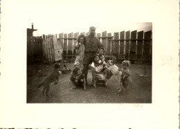 Photographie Photo Vintage Snapshot Anonyme Groupe Famille Toni Populaire Pauvre - Personnes Anonymes