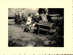 Photographie Photo Vintage Snapshot Anonyme Brouette Enfant Cadrage Tête Coupée - Personnes Anonymes