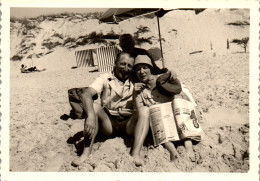 Photographie Photo Vintage Snapshot Anonyme Plage Parasol Drôle Trio Sable - Lieux