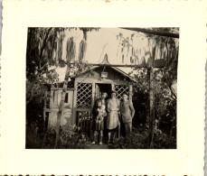 Photographie Photo Vintage Snapshot Anonyme Cabane Jardin D'ouvrier Groupe  - Personnes Anonymes