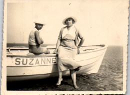 Photographie Photo Vintage Snapshot Anonyme Houlgate Barque Suzanne Mode Femme - Autres & Non Classés