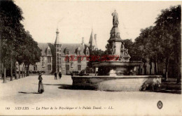 CPA NEVERS - LA PLACE DE LA REPUBLIQUE ET LE PALAIS DUCAL - LL - Nevers