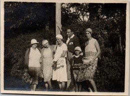 Photographie Photo Vintage Snapshot Anonyme Groupe Famille Mode - Personnes Anonymes