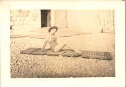 Photographie Photo Vintage Snapshot Anonyme Jolie Jeune Femme Pin-up Mode Plage - Personnes Anonymes