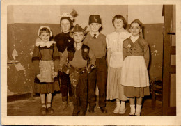 Photographie Photo Vintage Snapshot Anonyme Groupe Enfant Déguisement Panoplie  - Personnes Anonymes
