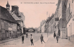 Neufchatel En Braye - Rue Et Place Du Marquis  -  CPA °J - Neufchâtel En Bray