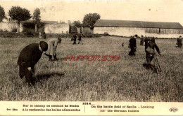 CPA GUERRE DE 1914 - SENLIS - SUR LE CHAMP DE BATAILLE  LA RECHERCHE DES BALLES - Weltkrieg 1914-18