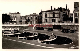 CPSM LES SABLES D'OLONNE (VENDEE) - PLACE DU PALAIS DE JUSTICE, LES JARDINS - Sables D'Olonne