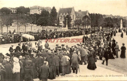 CPA LOURDES - LA PROCESSION  L'ESPLANADE - LE ST SACREMENT - Lourdes