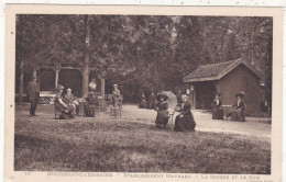 52. BOURBONNE LES BAINS. CPA. ETABLISSEMENT MAYNARD. LA SOURCE ET LE BOIS. ANIMATION. MODE - Bourbonne Les Bains