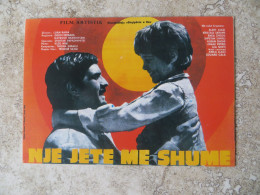 CPM Cinema Affiche Sur Carte ALBANIE Film " NJE JETE ME SHUME 1986 C195 - Affiches Sur Carte