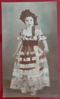 PH - Ph Originale - Petite Fille Habillée En Costume Traditionnel Posant Pour Souvenir - Anonyme Personen