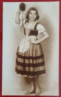 PH - Ph Originale - Petite Fille Habillée En Costume Traditionnel Posant Pour Souvenir - Anonyme Personen