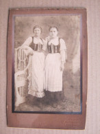 Two Young Girls In Costumes / Serbia, Beograd - Foto GLOBUS ( 1913 ) Photo On Cardboard - Serbie