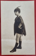 PH - Ph Originale - Petite Fille Habillée En Costume Traditionnel Posant Pour Souvenir - Personnes Anonymes
