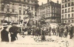 69 - Lyon - Place Des Terreaux - Pigeons Apprivoisés - Animée - Oblitération Ronde De 1918 - CPA - Voir Scans Recto-Vers - Sonstige & Ohne Zuordnung