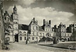 77 - Fontainebleau - Palais De Fontainebleau - Cour Des Adieux - CPSM Grand Format - Etat Pli Visible - CPM - Voir Scans - Fontainebleau