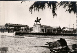 TARBES - Le Monument Du Maréchal-Foch Et Les Casernes - Tarbes