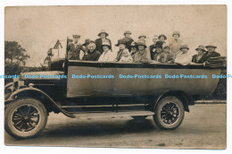 C000770 Men And Women In An Old Car. Postcard - Monde