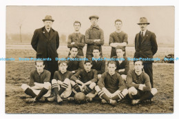 C000785 The Men Sports Team Is Sitting In The Meadow - Monde